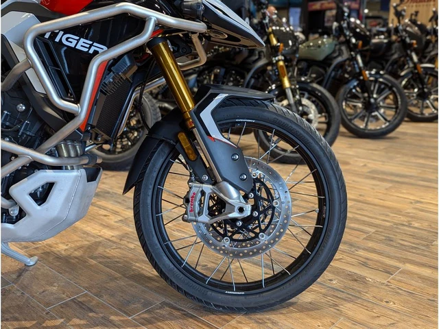 2024 Triumph, šedá, 3 545 km, dovoz Kanada — foto 4 z 5