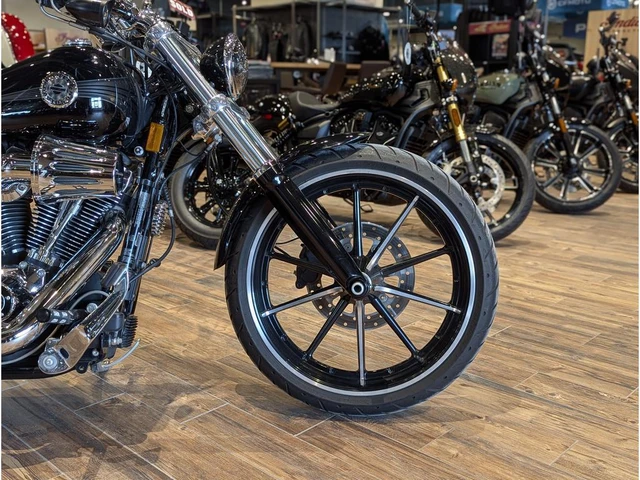 2014 Harley-Davidson, černá, 5 669 km, dovoz Kanada — foto 4 z 5