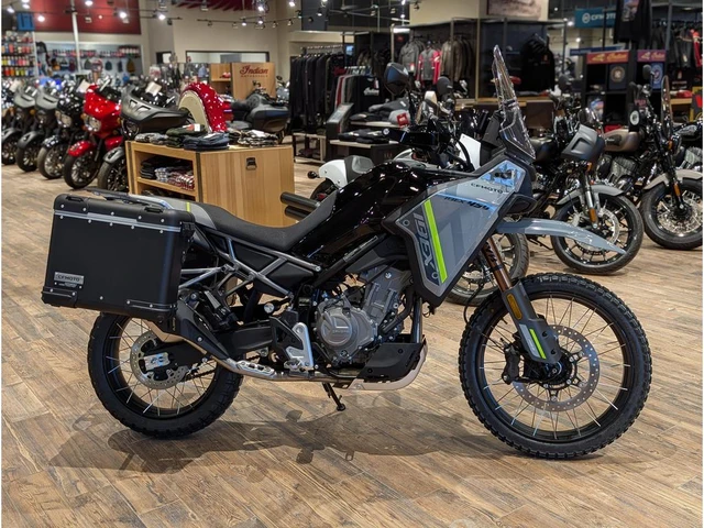 2026 CFMOTO, šedá, 1 km, dovoz Kanada — foto 2 z 5