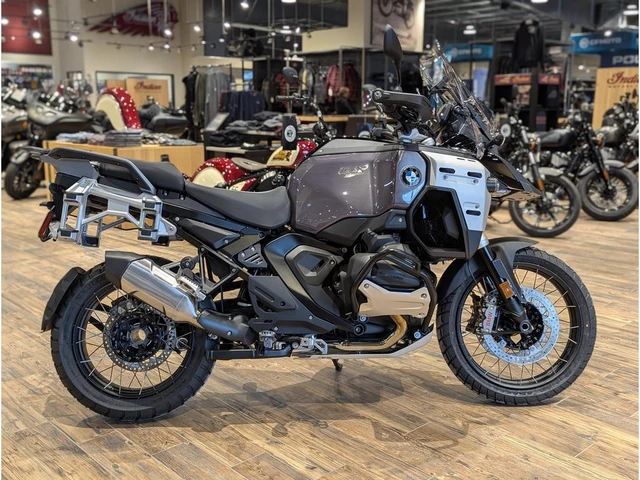 2026 BMW, černá, 1 km, dovoz Kanada — foto 2 z 5