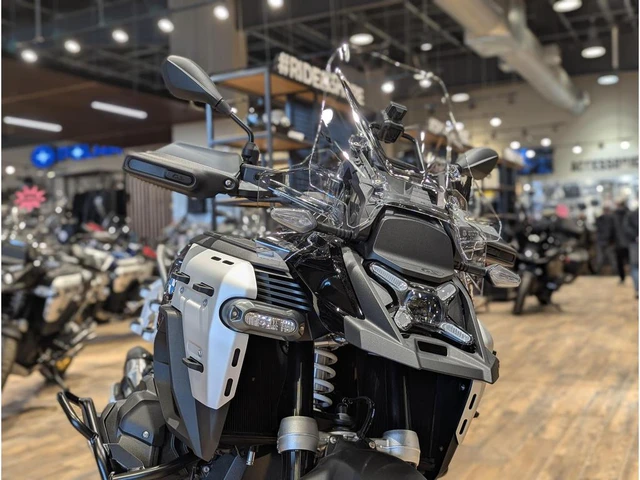 2026 BMW, černá, 1 km, dovoz Kanada — foto 3 z 5