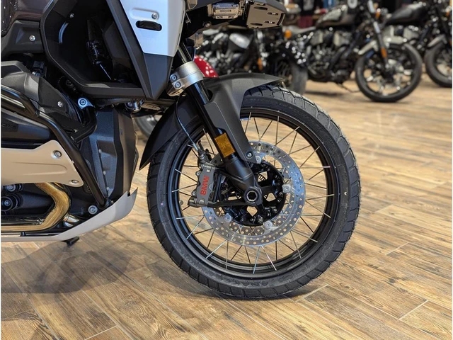 2026 BMW, černá, 1 km, dovoz Kanada — foto 4 z 5