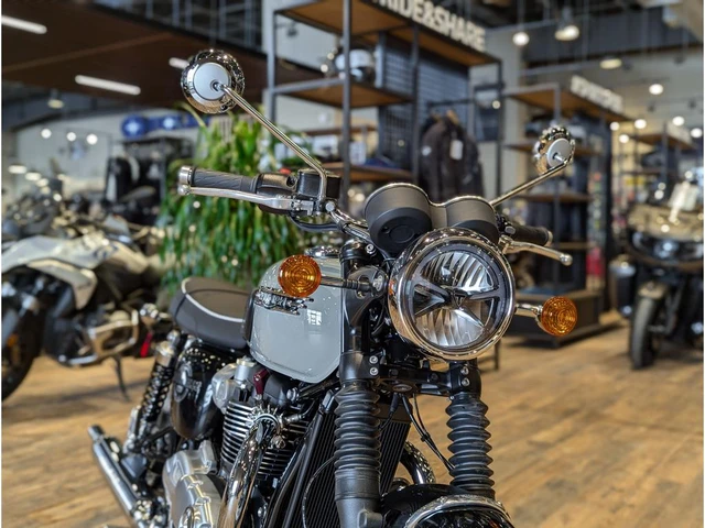 2026 Triumph, šedá, 1 km, dovoz Kanada — foto 3 z 5