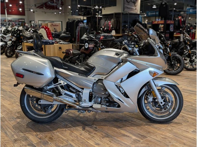2011 Yamaha, stříbrná, 56 242 km, dovoz Kanada — foto 2 z 5