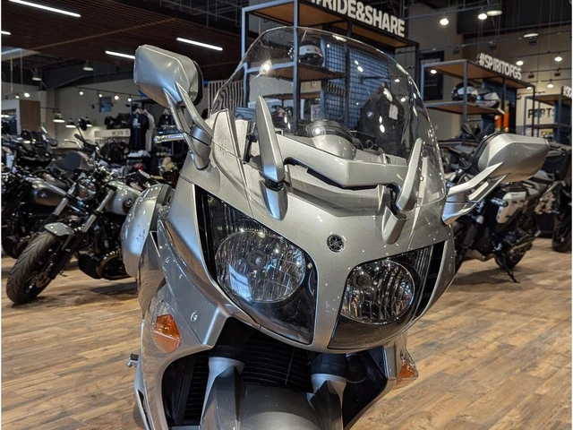 2011 Yamaha, stříbrná, 56 242 km, dovoz Kanada — foto 3 z 5