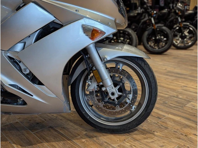 2011 Yamaha, stříbrná, 56 242 km, dovoz Kanada — foto 4 z 5