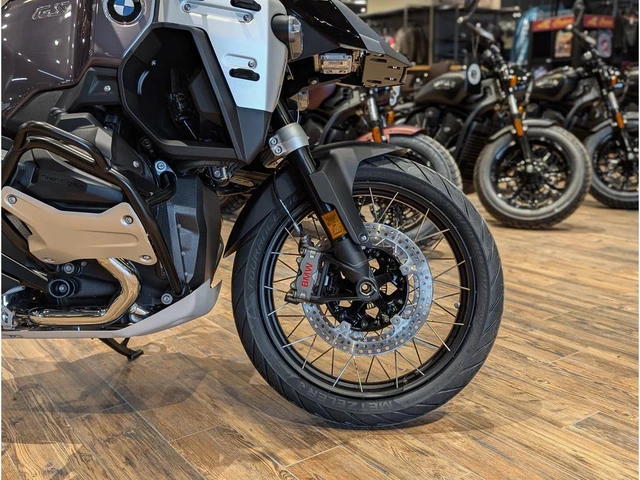 2026 BMW, černá, 1 km, dovoz Kanada — foto 4 z 5