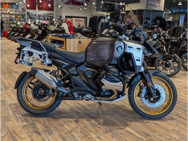 2026 BMW, černá, 1 km, dovoz Kanada — foto 2 z 5