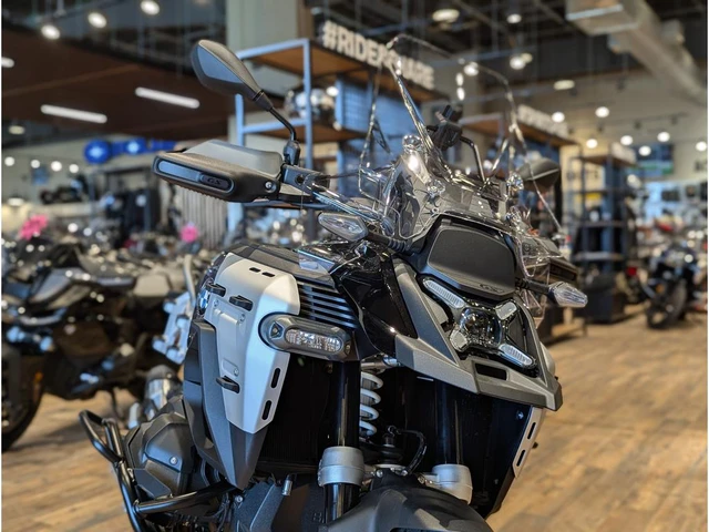 2026 BMW, černá, 1 km, dovoz Kanada — foto 3 z 5