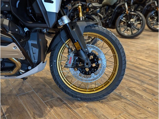 2026 BMW, černá, 1 km, dovoz Kanada — foto 4 z 5