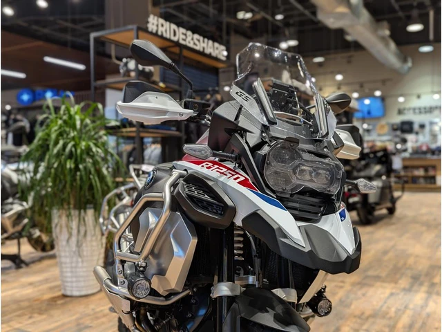 2023 BMW, 22 889 km, dovoz Kanada — foto 3 z 5
