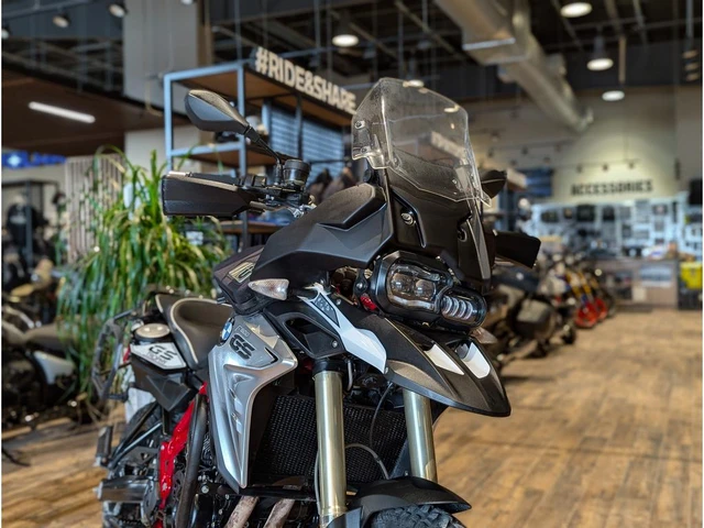 2017 BMW, bílá, 25 095 km, dovoz Kanada — foto 3 z 5