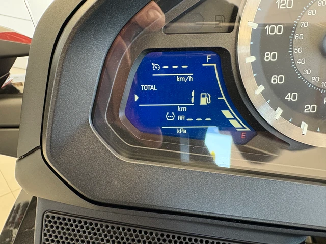 2026 Honda, zlatá, dovoz Kanada — foto 2 z 5