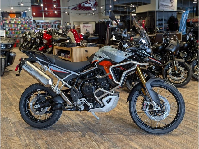 2026 Triumph, šedá, 1 km, dovoz Kanada — foto 2 z 5