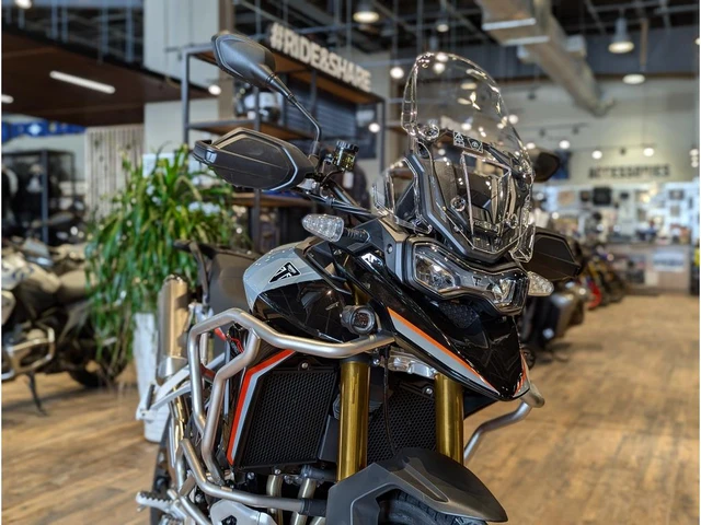 2026 Triumph, šedá, 1 km, dovoz Kanada — foto 3 z 5