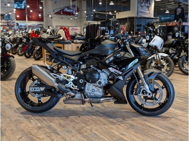 2026 BMW, černá, 1 km, dovoz Kanada — foto 2 z 5