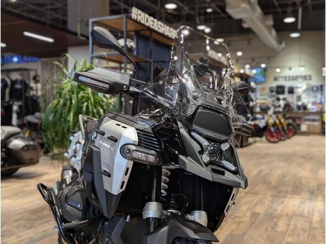 2026 BMW, černá, 1 km, dovoz Kanada — foto 3 z 5