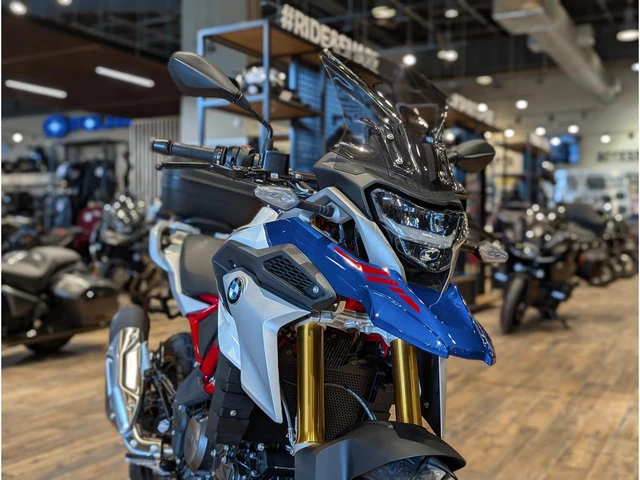 2025 BMW, bílá, 1 862 km, dovoz Kanada — foto 3 z 5