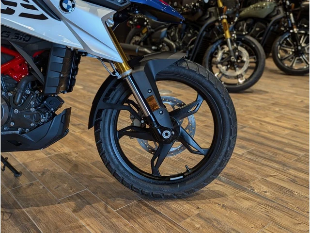 2025 BMW, bílá, 1 862 km, dovoz Kanada — foto 4 z 5