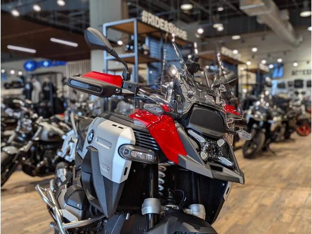2026 BMW, červená, 1 km, dovoz Kanada — foto 3 z 5