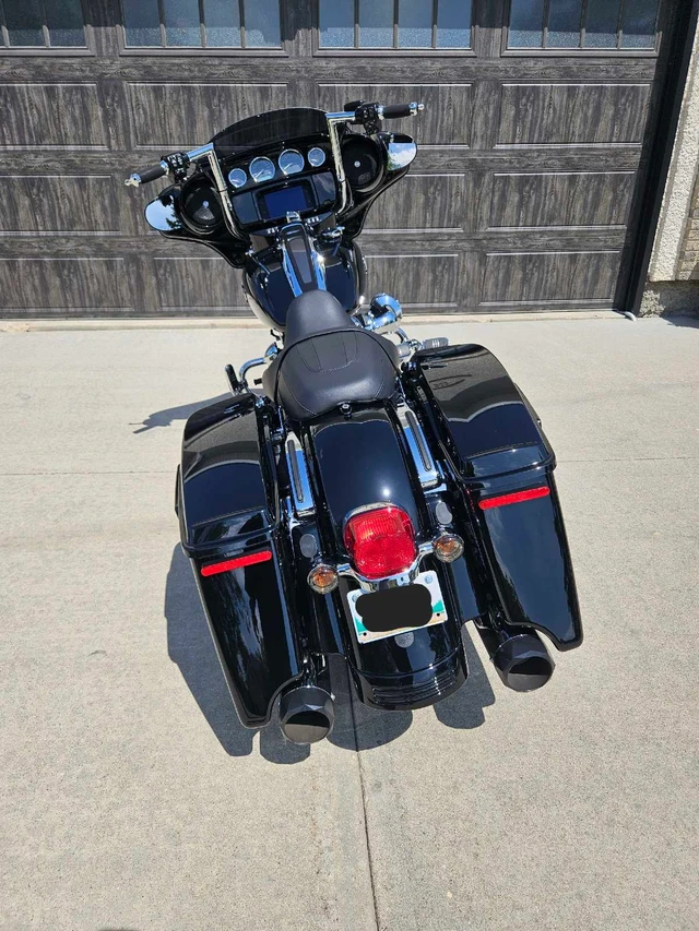 2023 Harley-Davidson, 4 000 km, dovoz Kanada — foto 3 z 5