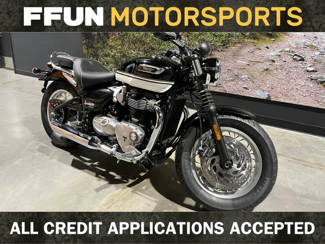 2026 Triumph, černá, 10 km, dovoz Kanada — foto 1