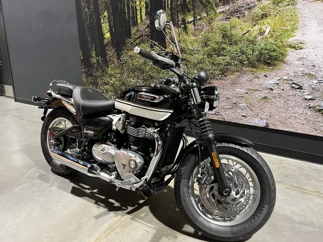 2026 Triumph, černá, 10 km, dovoz Kanada — foto 3 z 5
