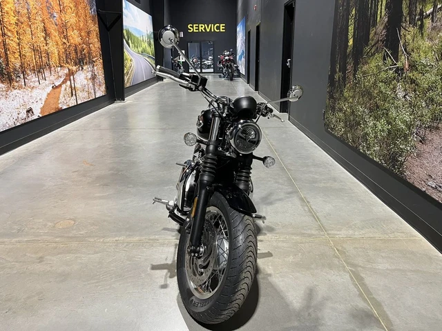 2026 Triumph, černá, 10 km, dovoz Kanada — foto 4 z 5
