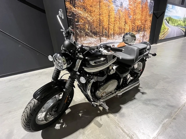 2026 Triumph, černá, 10 km, dovoz Kanada — foto 5 z 5
