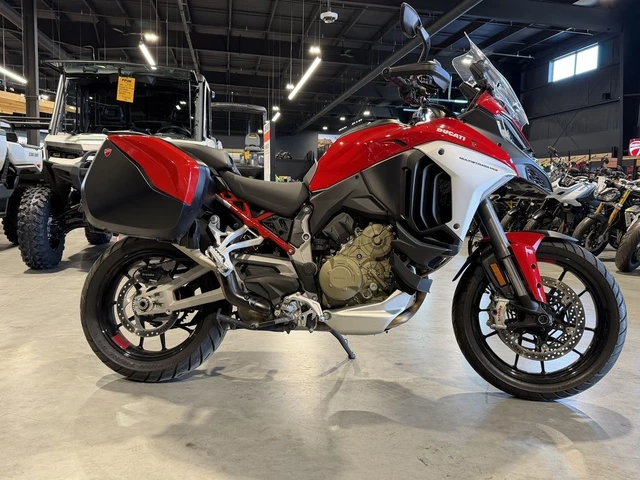 2024 Ducati, červená, 3 444 km, dovoz Kanada — foto 3 z 5