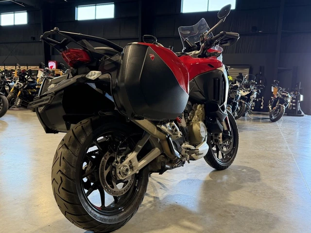 2024 Ducati, červená, 3 444 km, dovoz Kanada — foto 4 z 5