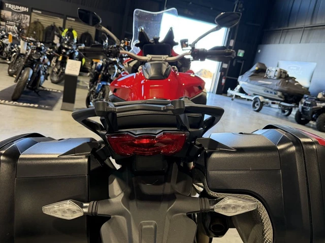 2024 Ducati, červená, 3 444 km, dovoz Kanada — foto 5 z 5