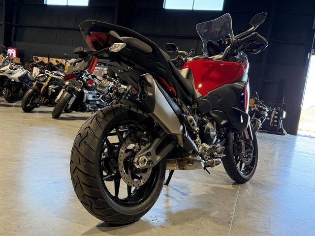 2026 Ducati, červená, dovoz Kanada — foto 4 z 5