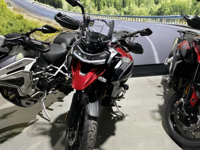 2025 Triumph, dovoz Kanada — foto 3 z 5