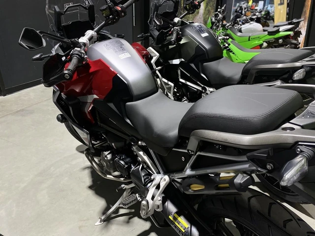 2025 Triumph, dovoz Kanada — foto 5 z 5