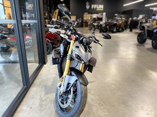2024 Ducati, šedá, dovoz Kanada — foto 3 z 5