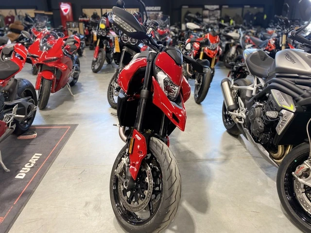 2025 Ducati, červená, 10 km, dovoz Kanada — foto 3 z 5