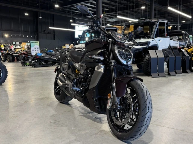2026 Ducati, černá, 10 km, dovoz Kanada — foto 3 z 5