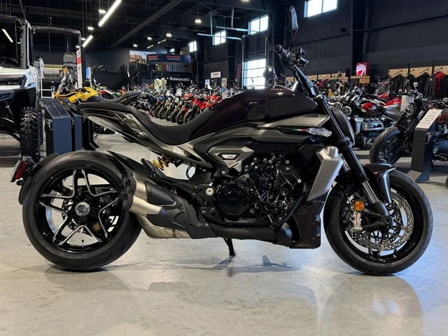 2026 Ducati, černá, 10 km, dovoz Kanada — foto 4 z 5