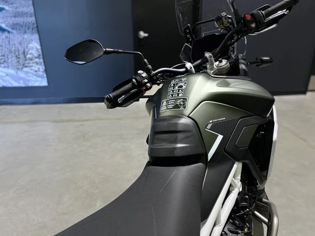 2025 Triumph, zelená, dovoz Kanada — foto 5 z 5