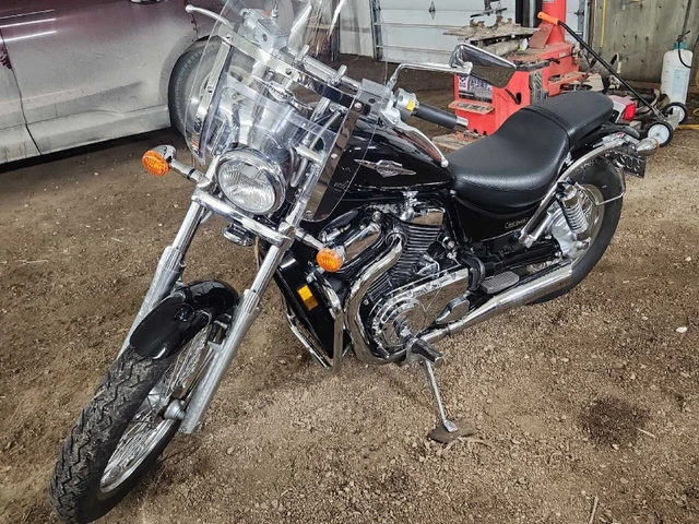 2005 Suzuki, 14 000 km, dovoz Kanada — foto 4 z 5