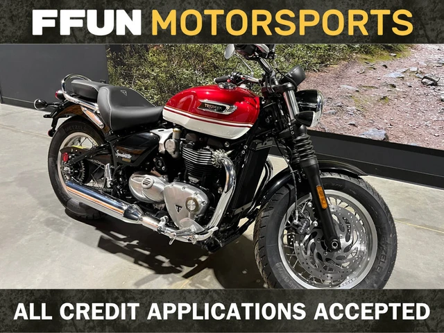 2026 Triumph, červená, 10 km, dovoz Kanada — foto 1