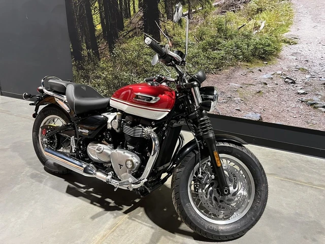 2026 Triumph, červená, 10 km, dovoz Kanada — foto 3 z 5