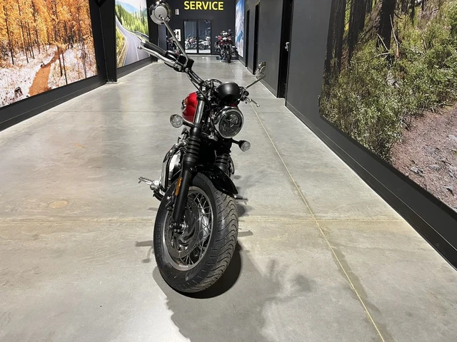 2026 Triumph, červená, 10 km, dovoz Kanada — foto 4 z 5