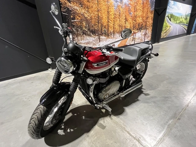 2026 Triumph, červená, 10 km, dovoz Kanada — foto 5 z 5