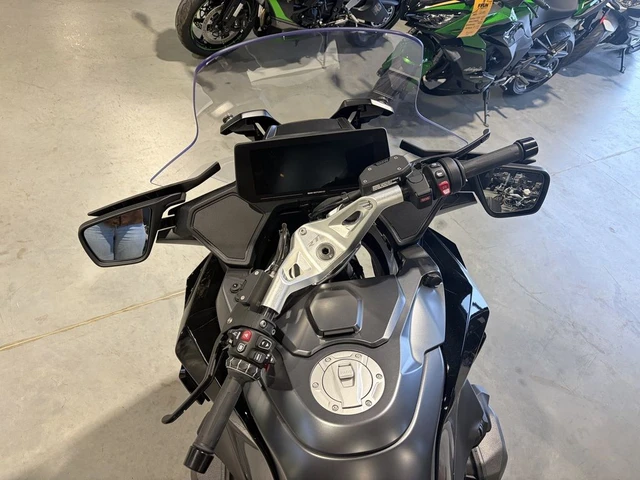 2026 BMW, černá, 84 km, dovoz Kanada — foto 3 z 4