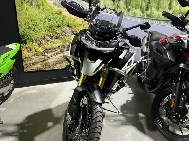 2025 Triumph, zelená, dovoz Kanada — foto 3 z 5