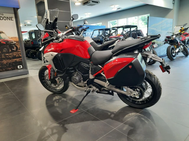 2024 Ducati, 245 km, dovoz Kanada — foto 1 z 5 2024 Ducati, 245 km, dovoz Kanada — foto 1 z 5