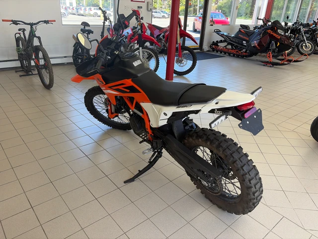 2025 KTM, 3 665 km, dovoz Kanada — foto 2 z 5