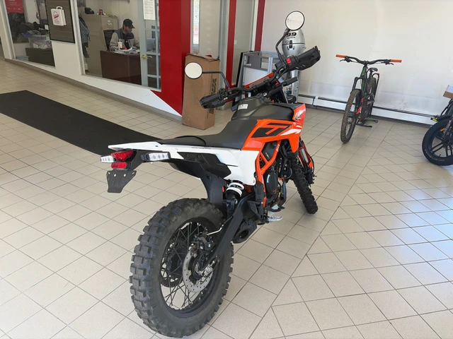 2025 KTM, 3 665 km, dovoz Kanada — foto 4 z 5
